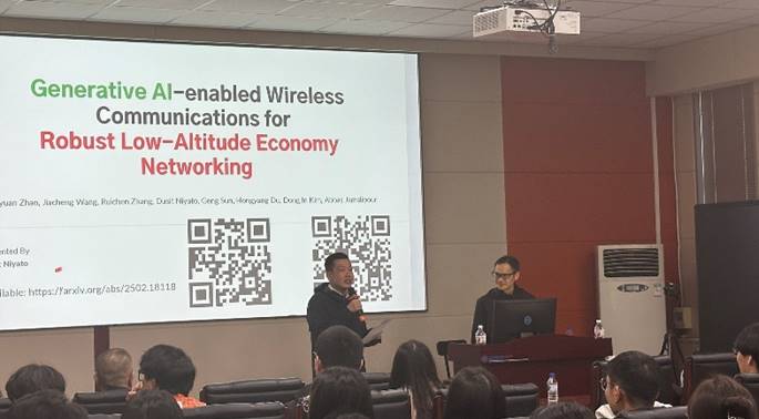 会议室里的人们 描述已自动生成